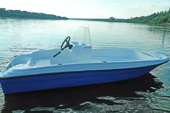 Стеклопластиковая лодка Пингвин с консолью (тримаран) в Ноябрьске